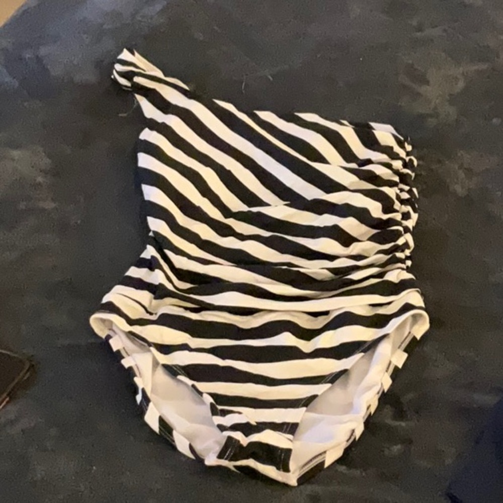 Black and White Striped One-Shoulder Swimsuit
